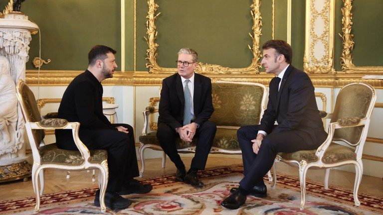 Tổng thống Pháp Emmanuel Macron, Thủ tướng Anh Keir Starmer, và Tổng thống Vladimir Zelensky (từ phải sang).