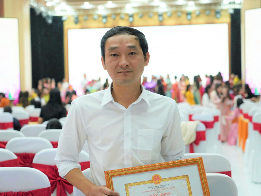 Thầy Lê Đăng Hạnh hiện là giáo viên tại Trường Mầm non Quỳnh Vinh B, phường Hoàng Mai, Nghệ An. Ảnh: Hồ Lài thay-giao-mam-non-4.jpg