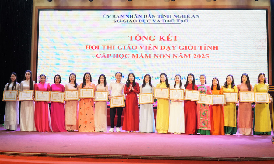 Thầy giáo Lê Đăng Hạnh được nhận giấy khen của Sở GD&ĐT Nghệ An vì có thành tích xuất sắc tại hội thi giáo viên dạy giỏi tỉnh cấp mầm non. Ảnh: Hồ Lài thay-giao-mam-non-5.jpg