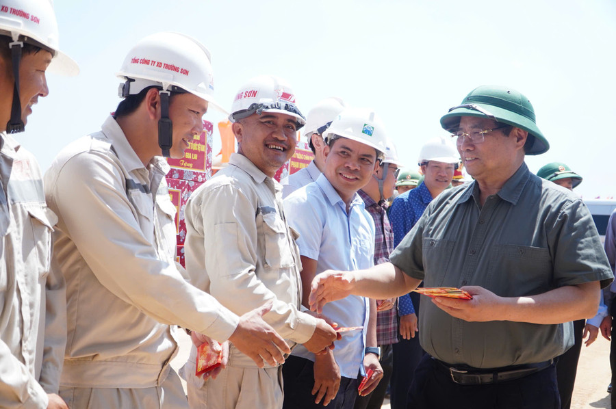 Thủ tướng Phạm Minh Chính động viên và tặng quà đầu năm mới cho các kỹ sư, công nhân đang làm việc tại dự án thi công đường cất hạ cánh số 2 Cảng hàng không Phù Cát. z7575812900868-a4cc9ef63ad5abcc94a0b66d727a4daa.jpg