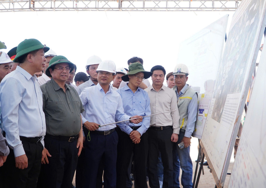 Lãnh đạo tỉnh Gia Lai báo cáo tiến độ thực hiện dự án. z7575812847340-438037d435a657b8db37f662a7af7b31.jpg