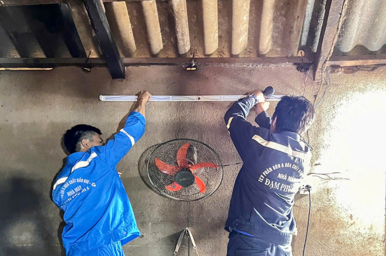 Tuổi trẻ Nhà máy đạm Phú Mỹ: Xung kích từ dây chuyền sản xuất đến những mái nhà dân