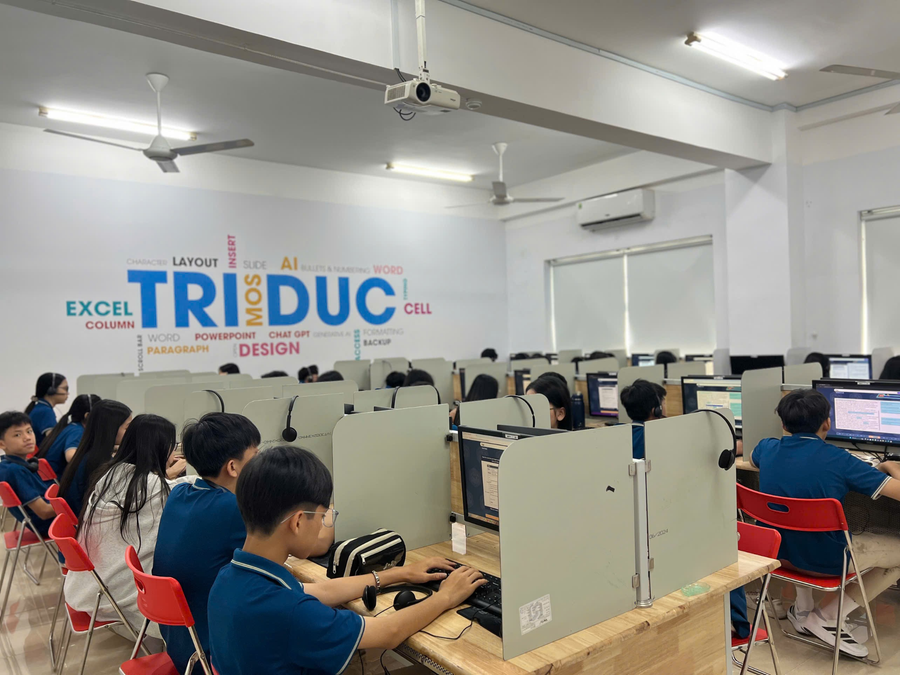 Học sinh Trường THCS & THPT Trí Đức kiểm tra thử trên Smart Testing.