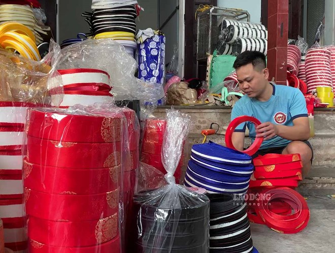 Vào mùa lễ hội, làng nghề khăn xếp ở Ninh Bình tăng tốc sản xuất