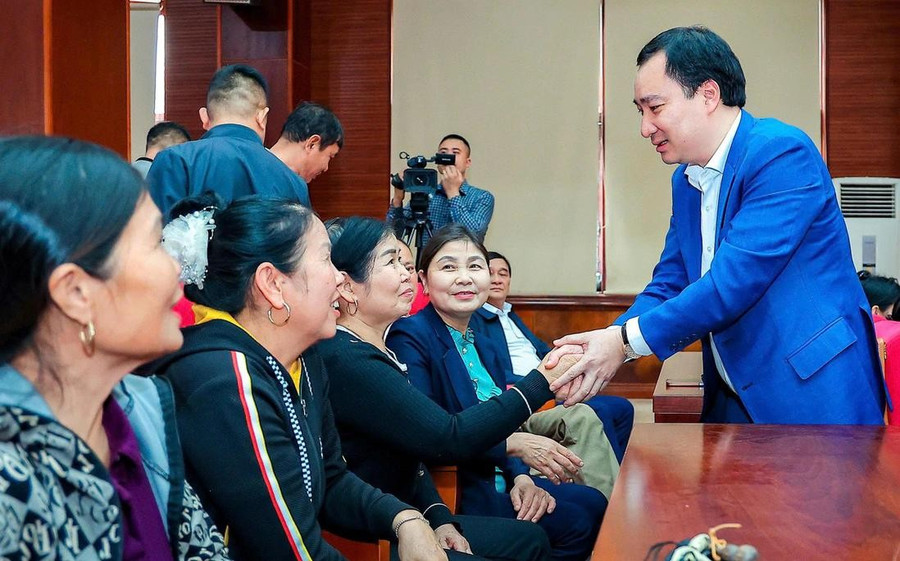 Ứng cử viên Đại biểu Quốc hội khoá XVI Vũ Văn Tiến (bìa phải) trao đổi với cử tri phường Chu Văn An.