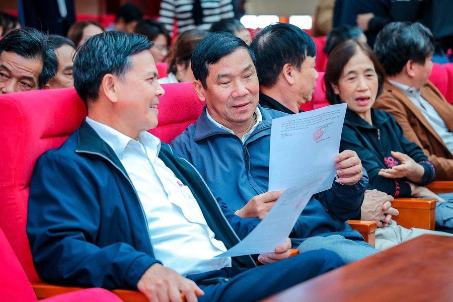 Các cử tri tìm hiểu thông tin về người ứng cử Đại biểu Quốc hội khoá XVI