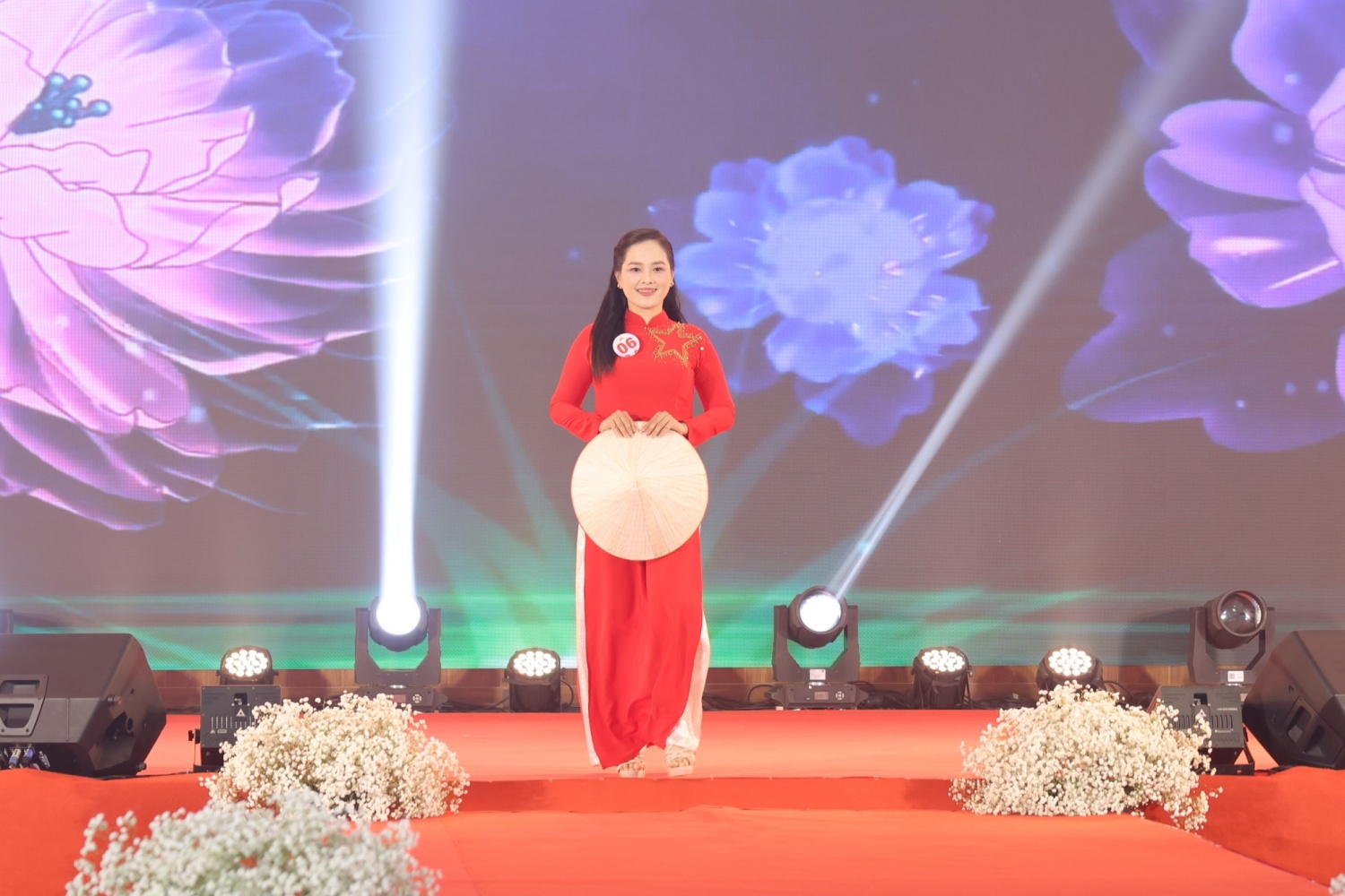 Chị Bùi Thị Khánh – PVOIL Bạc Liêu biểu diễn phần thi trang phục