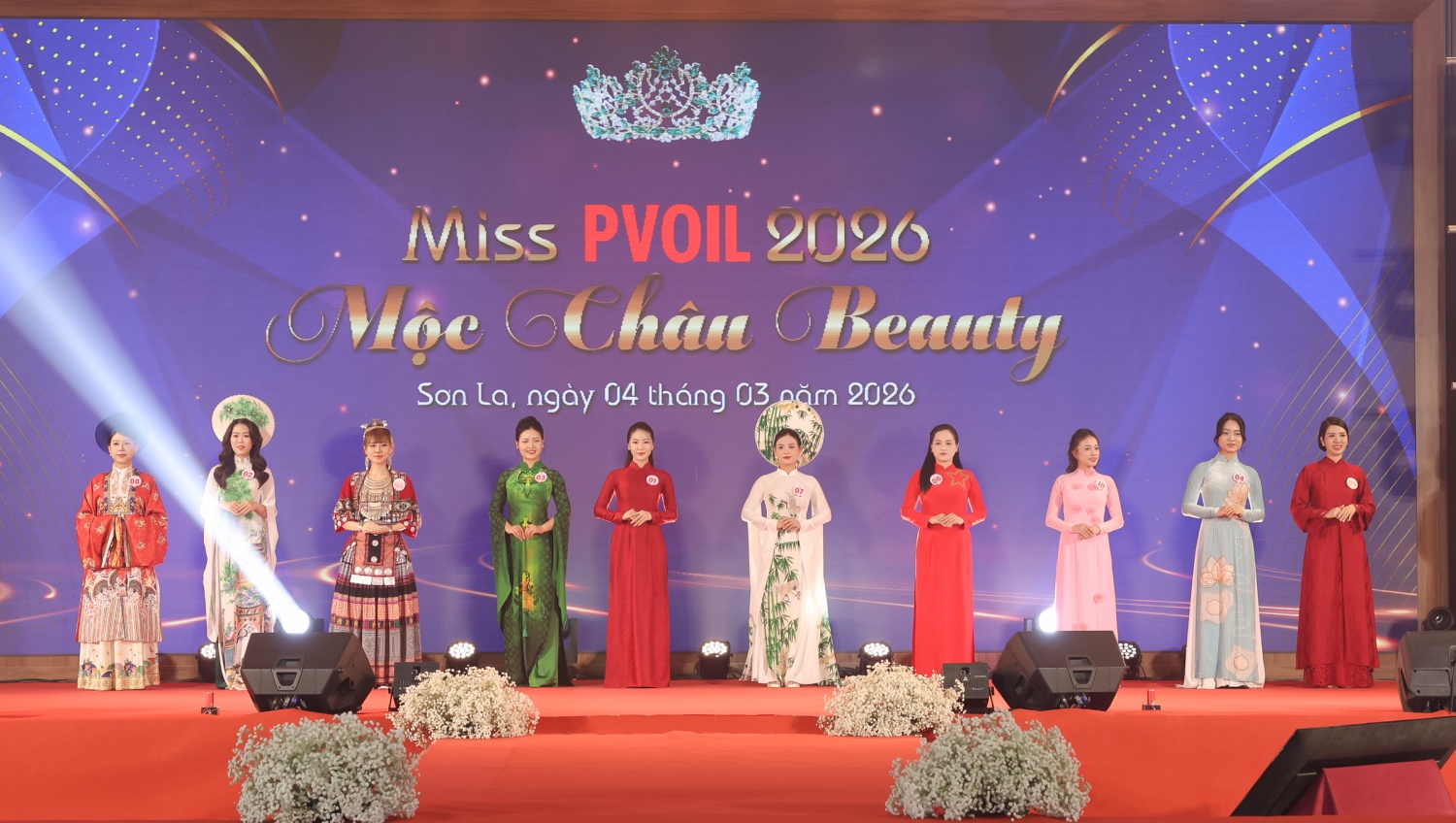 10 thí sinh bước vào vòng chung kết phần thi trang phục tại “Miss PVOIL 2026 – Mộc Châu Beauty”