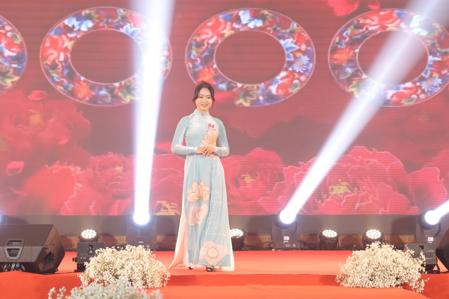 Chị Đặng Thị Khánh Huyền – PETEC biểu diễn phần thi trang phục