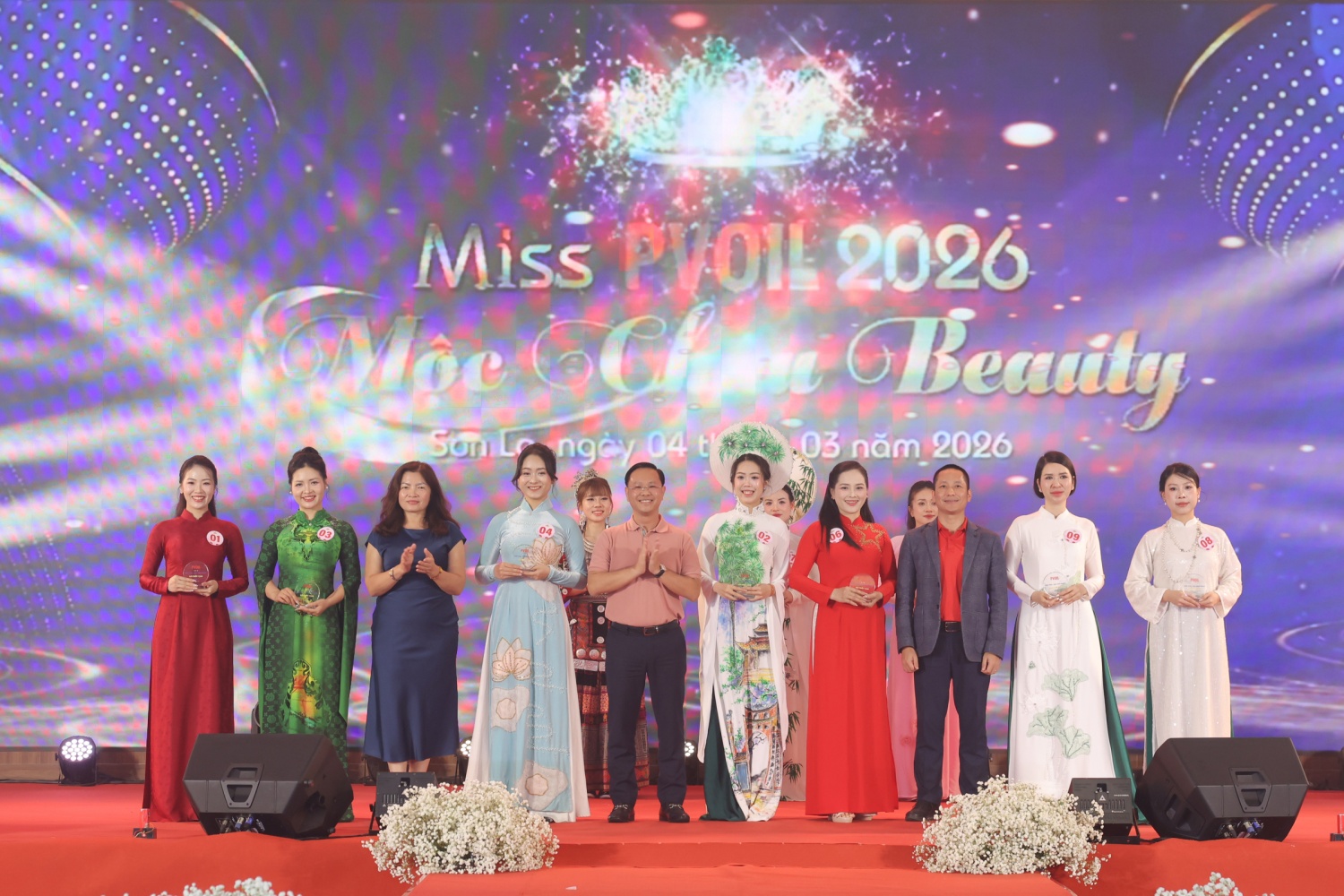 Ông Mai Xuân Hải – Chủ tịch Công đoàn PVOIL; bà Lê Thanh Thủy – Chủ tịch HĐQT PVOIL Lube; ông Vũ Mạnh Cường – Giám đốc PVOIL Phú Thọ trao giải “Triển vọng” cho các thí sinh