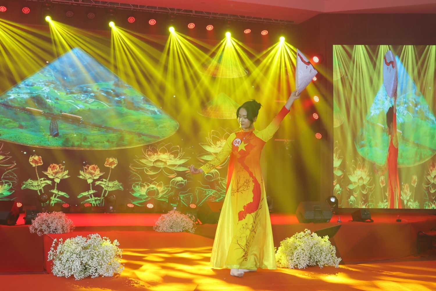 Chị Đặng Thị Khánh Huyền – PETEC biểu diễn phần thi năng khiếu