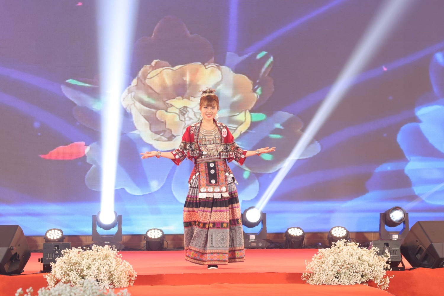 Chị Trần Thị Thanh Huyền – PVOIL Vũng Tàu biểu diễn phần thi trang phục