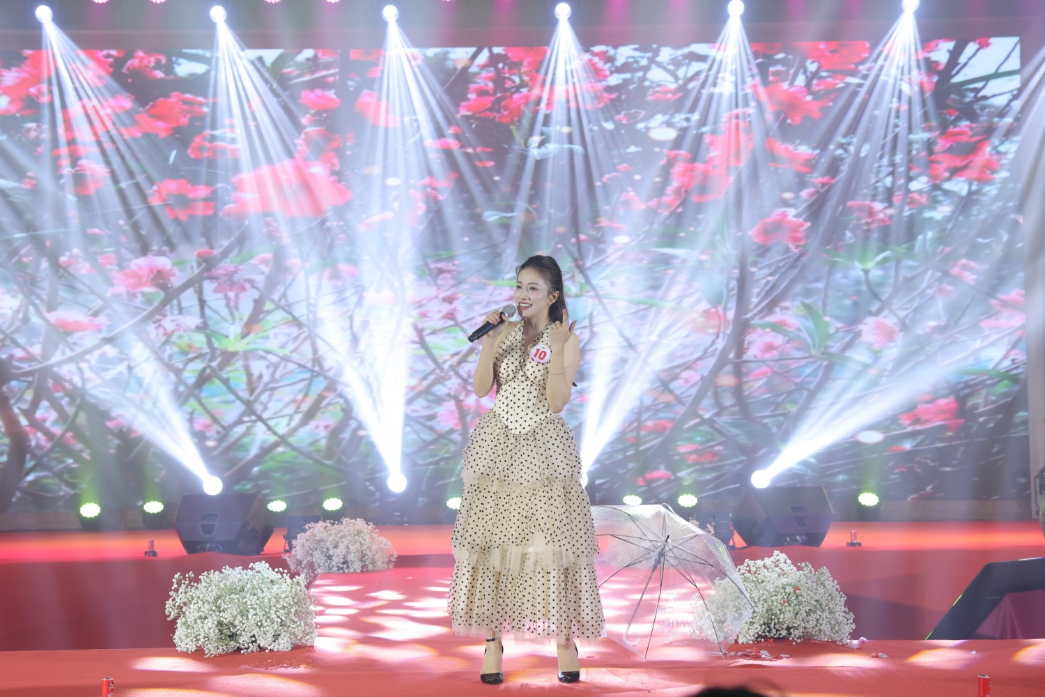 Chị Nguyễn Thị Trúc Viên – PVOIL Phú Yên biểu diễn phần thi năng khiếu