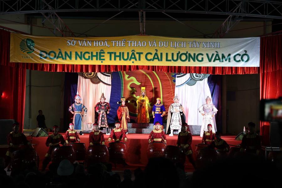 Đoàn Nghệ thuật Cải lương Vàm Cỏ lưu diễn vở cải lương 'Đế đô sóng cả' trên đất Bắc.