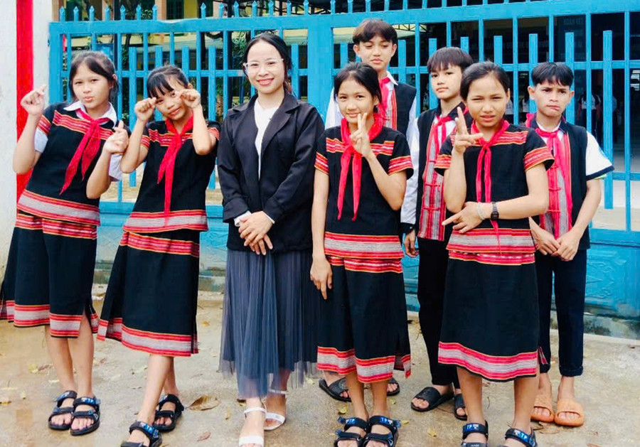 Cô giáo Đinh Thị Mia cùng học sinh.