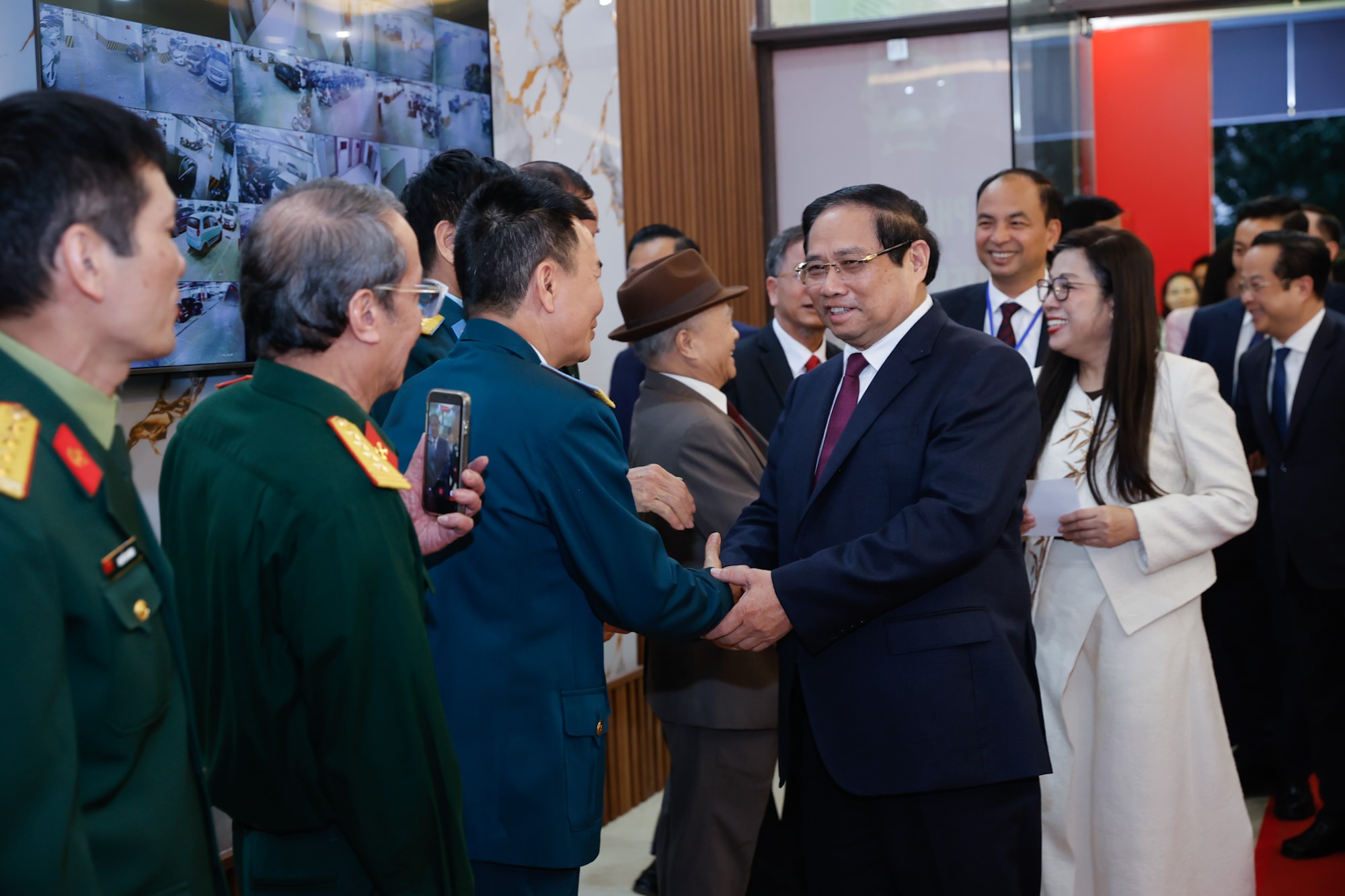 Thủ tướng Phạm Minh Chính cùng cử tri bỏ phiếu bầu cử tại phường Tây Hồ, Hà Nội- Ảnh 2. Thủ tướng Phạm Minh Chính cùng cử tri bỏ phiếu bầu cử tại phường Tây Hồ, Hà Nội- Ảnh 2.