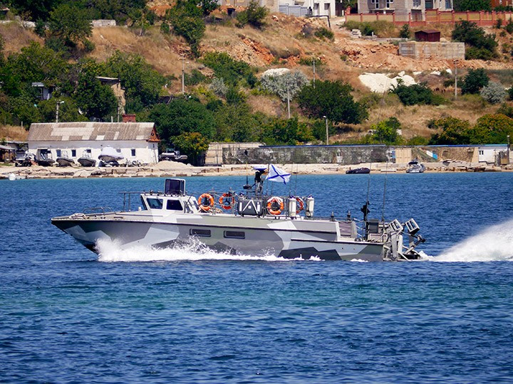 Tàu chống phá hoại "P-677" thuộc loại Raptor tại cảng Sevastopol. p677-01.jpg