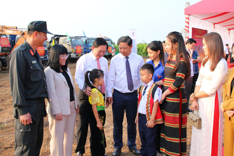 Phó Thủ tướng Hồ Quốc Dũng cùng lãnh đạo địa phương tới dự lễ khởi công xây dựng trường tại xã Ea Bung. (Ảnh: Thế Hùng)