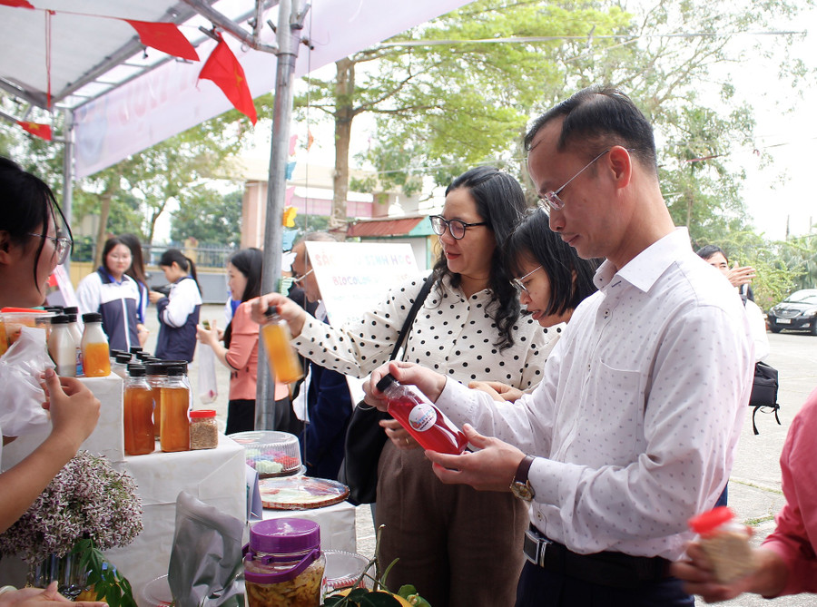 Ông Hứa Viết Huy - Phó trưởng phòng Giáo dục phổ thông (Sở GD&ĐT tỉnh Hưng Yên) tham quan gian hàng trưng bày sản phẩm STEM. mg-4127.jpg