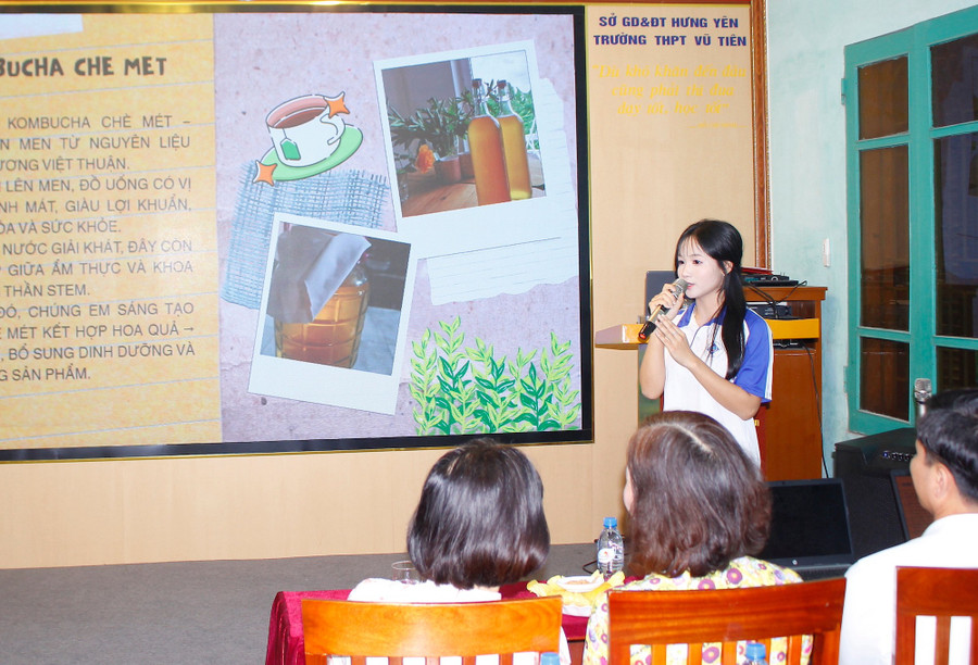 Học sinh nhóm Hóa - Sinh trình bày nội dung hoạt động STEM đã thực hiện. mg-4072.jpg