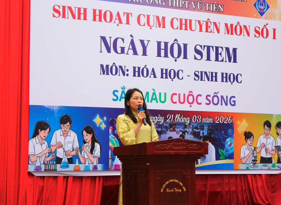 Bà Nguyễn Thị Huệ - Hiệu trưởng Trường THPT Vũ Tiên phát biểu tại buổi sinh hoạt chuyên môn. mg-3992.jpg