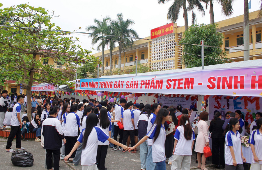 Điểm nhấn của chương trình là 8 gian hàng trưng bày sản phẩm STEM do học sinh khối 10 và 11 Trường THPT Vũ Tiên thực hiện. mg-4147.jpg