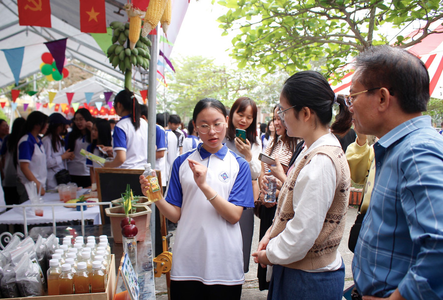 Học sinh Trường THPT Vũ Tiên giới thiệu sản phẩm STEM.