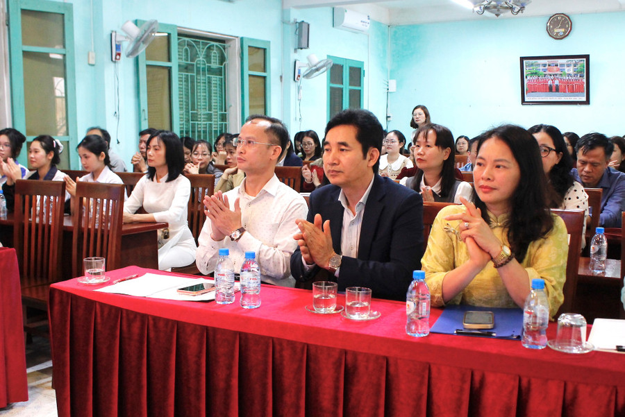 Dự buổi sinh hoạt có gần 100 cán bộ, giáo viên các môn Hoá học, Sinh học của 13 trường THPT trong Cụm chuyên môn số 1 (Sở GD&ĐT tỉnh Hưng Yên). mg-4022.jpg