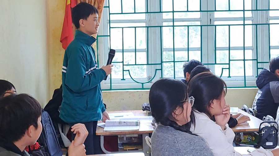 Học sinh Cao Bằng hào hứng tham gia các hoạt động giao tiếp tiếng Anh trong giờ học trực tuyến với giáo viên bản ngữ.