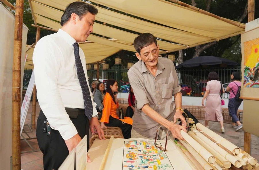 Nghệ nhân Lê Đình Nghiên giới thiệu về dòng tranh dân gian Hàng Trống. nguoi-tre-tiep-noi-mach-nguon-ban-sac-2.jpg