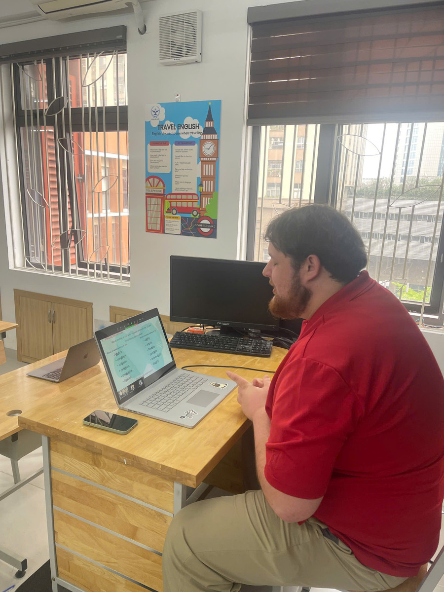 Giáo viên bản ngữ trực tiếp giảng dạy, tương tác với học sinh Trường PTDTBT THCS Nặm Nhũng qua lớp học trực tuyến. cao-bang-hoc-tieng-anh.jpg