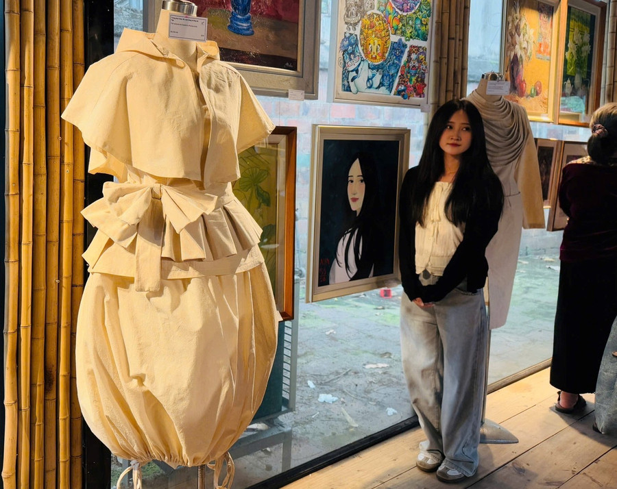 'Dòng chảy bản sắc - Hành trình sáng tạo 2026' quy tụ các tác phẩm của học sinh, sinh viên thuộc nhiều chuyên ngành như hội họa, thiết kế đồ họa, thiết kế thời trang. nguoi-tre-tiep-noi-mach-nguon-ban-sac-1.jpg