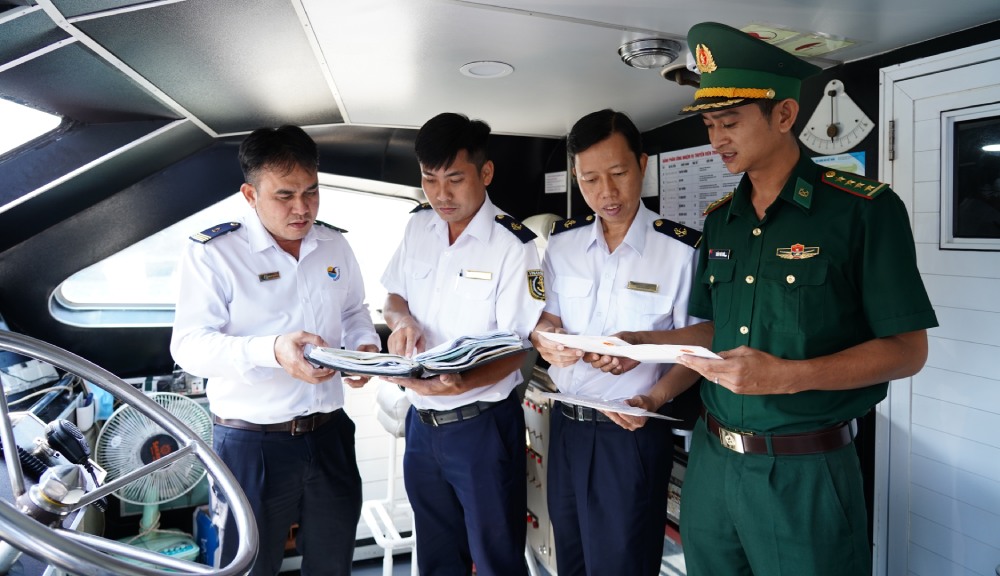 Cán bộ Biên phòng và nhân viên Cảng vụ hàng hải thực hiện kiểm tra thủ tục xuất bến đối với tàu vận tải hành khách tại cảng Rạch Giá. Ảnh: Tiến Vinh