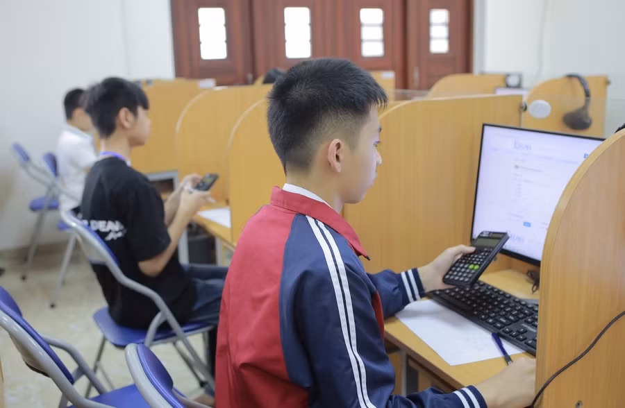 Thí sinh dự thi trong phòng thi. 7o6a3415.jpg