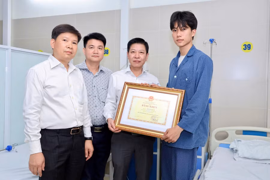 Sinh viên Nguyễn Lê Tú nhận bằng khen của Bộ GD&ĐT. sinh-vien-nguyen-le-tu-nhan-bang-khen-cua-bo-gddt.jpg