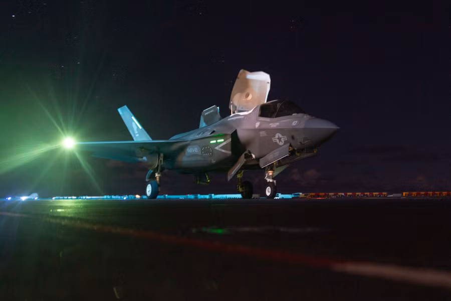 f-35-na-bortu-uss-tripolifoto-tsentralne-komanduvannya-ssha-2048x1365.jpg