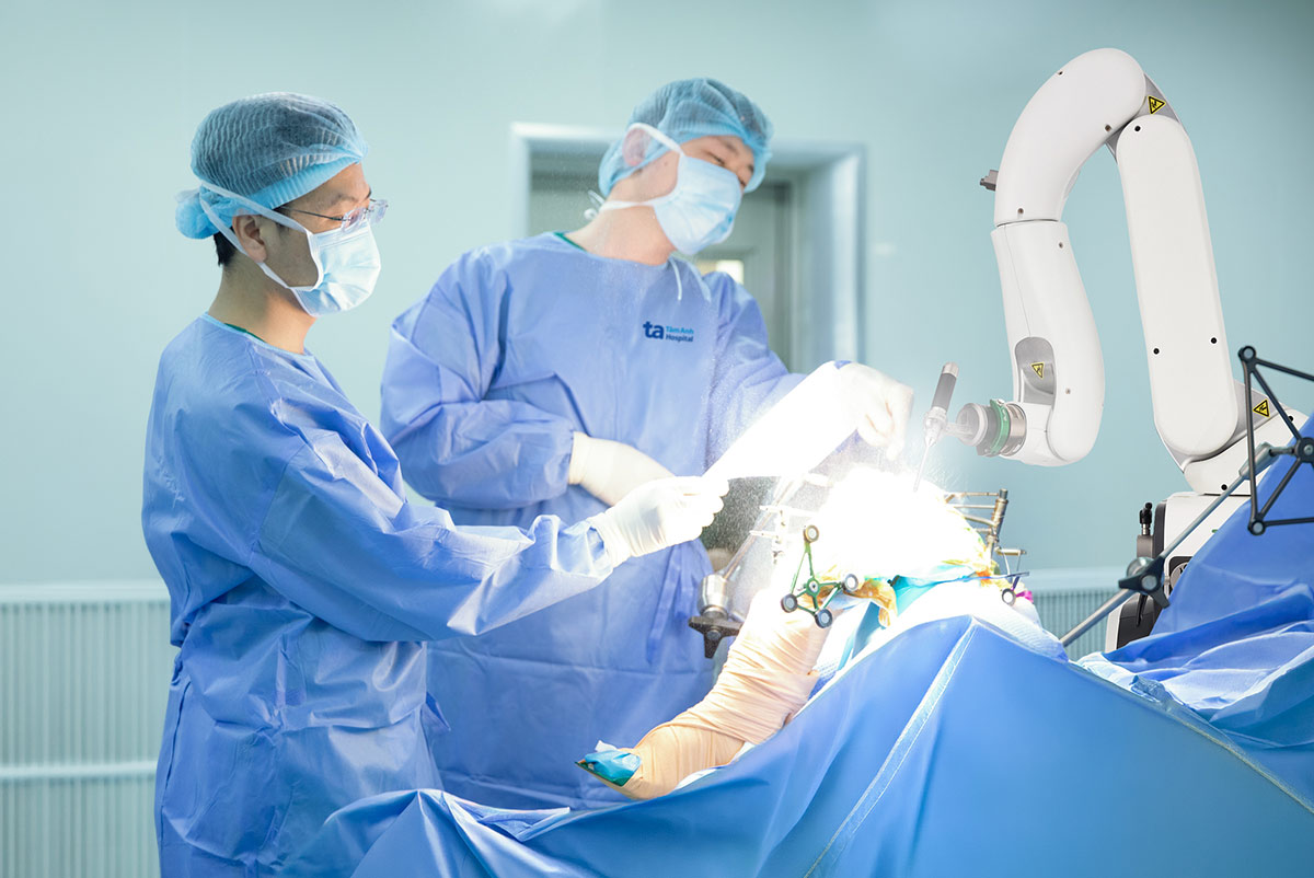 Cánh tay Robot CUVIS-Joint chủ động cắt xương chuẩn xác từng milimet theo kế hoạch. Ảnh: Bệnh viện Đa khoa Tâm Anh