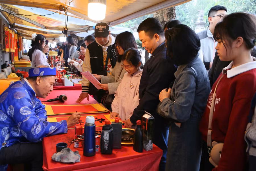 Hoạt động xin chữ đầu năm góp phần gìn giữ nét đẹp văn hóa truyền thống, lan tỏa tinh thần hiếu học và khát vọng khởi đầu mới. ve-den-tran-tim-mach-nguon-ly-tuong-song-1.jpg