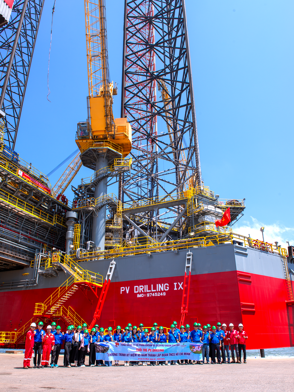 Đoàn Thanh niên tham quan giàn khoan PV DRILLING IX tại cảng hạ lưu PTSC