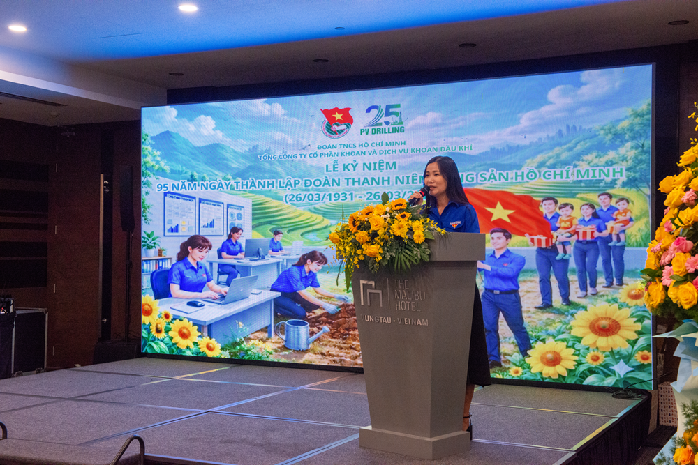 Đồng chí Nguyễn Thúy Vi - Bí thư Đoàn Thanh niên Tổng công ty phát biểu tri ân.