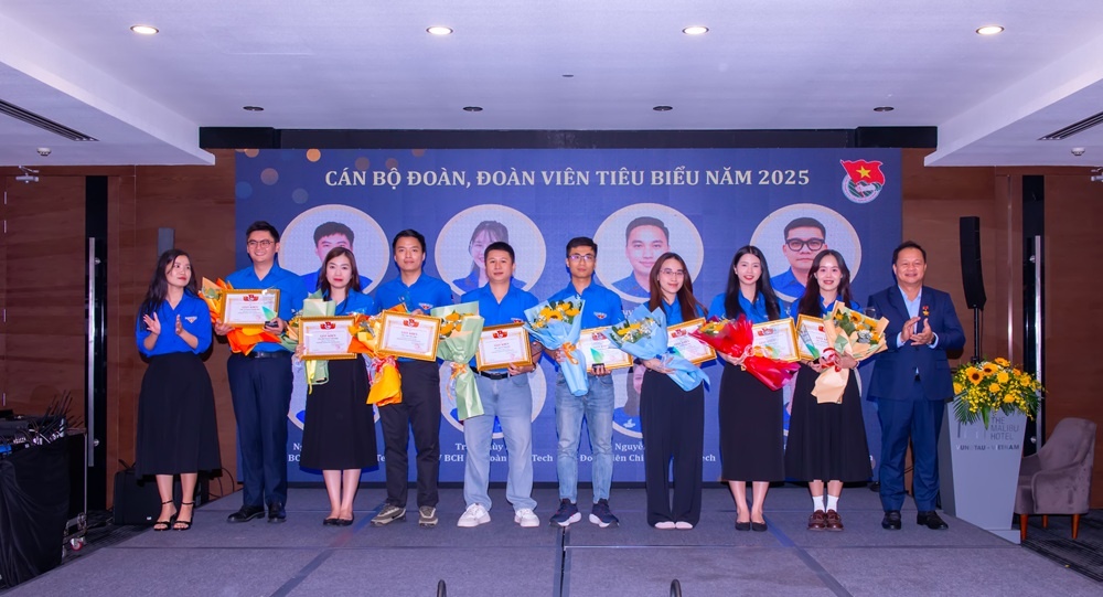 Đoàn Thanh niên Tổng công ty trao Kỷ niệm chương “Vì thế hệ trẻ” của Trung ương Đoàn cho Bí thư Đảng ủy - Chủ tịch HĐQT Mai Thế Toàn