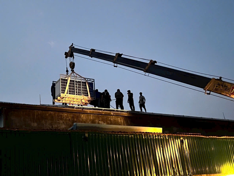 Nhu cầu của doanh nghiệp và người dân tăng nhanh nên các đơn vị thi công lắp đặt liên tục. Ảnh: Mai Liễu