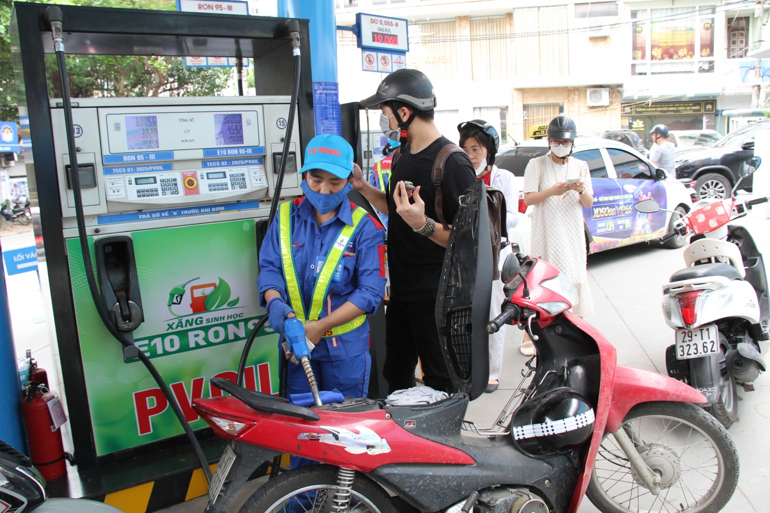 Tăng tốc E10 trước biến động Trung Đông: Người dân dần thích nghi Tăng tốc E10 trước biến động Trung Đông: Người dân dần thích nghi