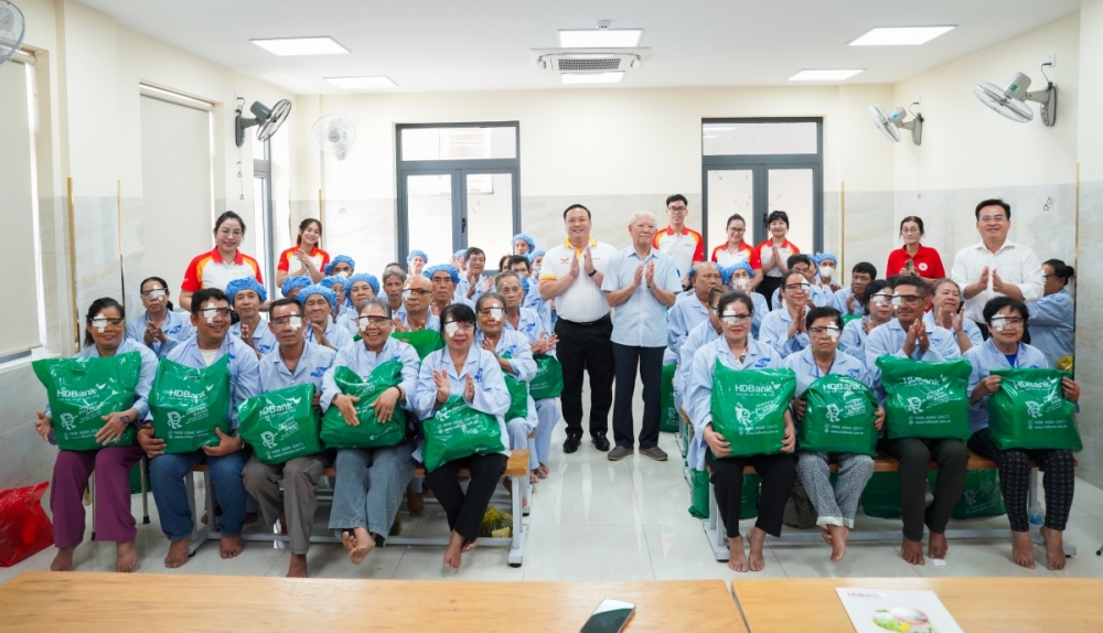 HDBank cùng hành trình 20 năm mang ánh sáng đến bệnh nhân có hoàn cảnh khó khăn HDBank cùng hành trình 20 năm mang ánh sáng đến bệnh nhân có hoàn cảnh khó khăn