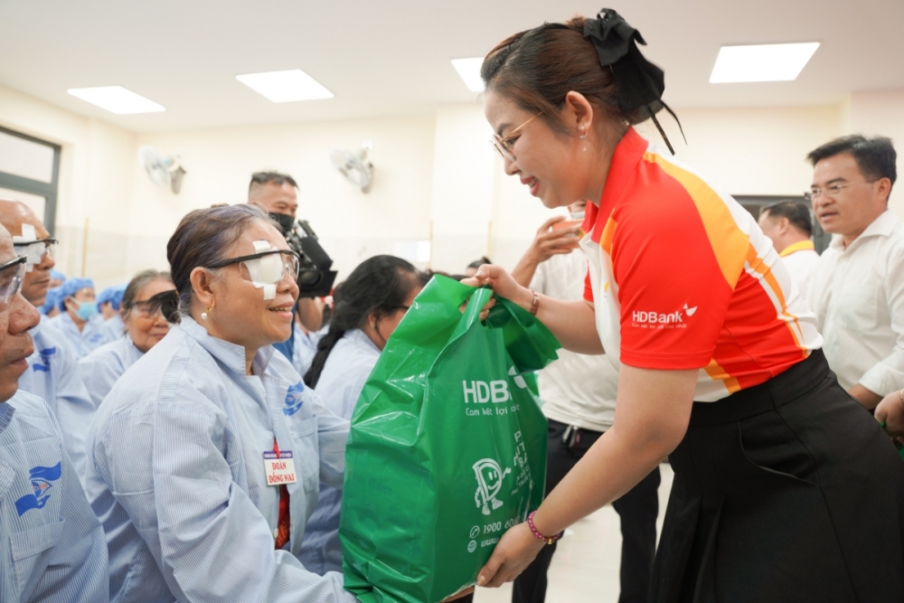 HDBank cùng hành trình 20 năm mang ánh sáng đến bệnh nhân có hoàn cảnh khó khăn HDBank cùng hành trình 20 năm mang ánh sáng đến bệnh nhân có hoàn cảnh khó khăn