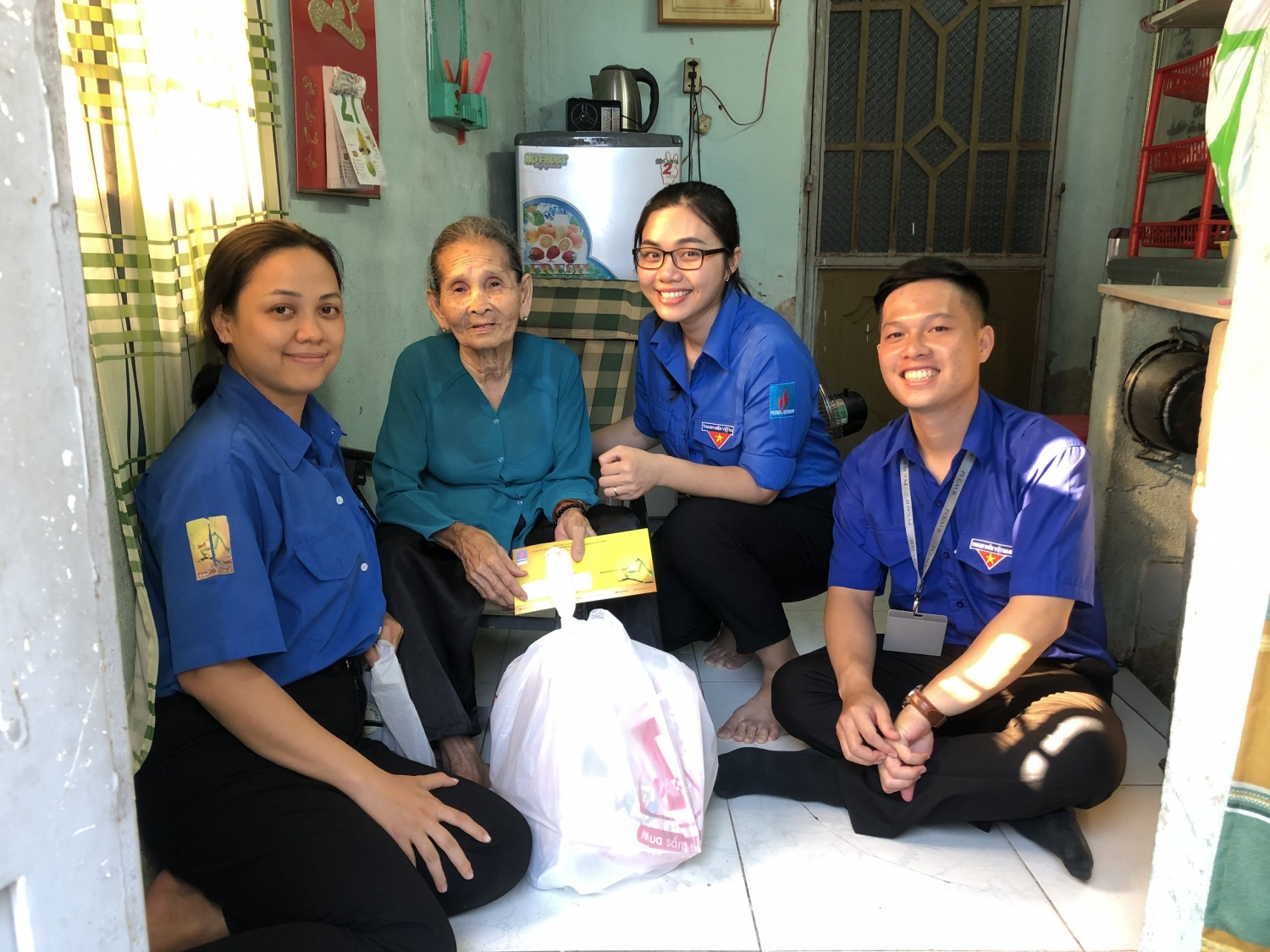 Hoàng Linh cùng các đoàn viên thanh niên PV GAS D trong hành trình lan tỏa giá trị nhân văn.