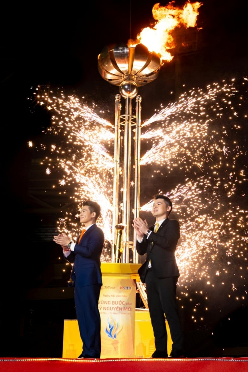 Phó Chủ tịch HĐQT kiêm Phó tổng giám đốc SHB Đỗ Quang Vinh (trái) và ông Đỗ Vinh Quang, Phó Chủ tịch HĐQT kiêm Phó Tổng giám đốc Tập đoàn T&T Group.