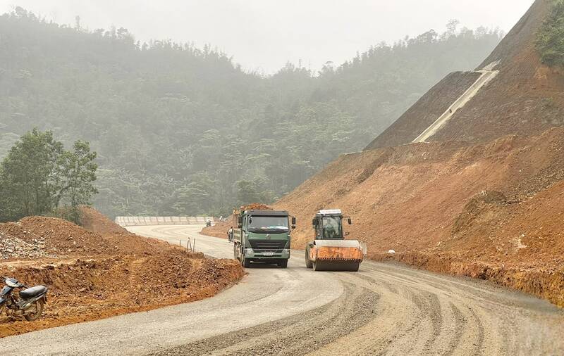Trang thiết bị máy móc được huy động để đẩy nhanh tiến độ dự án. Ảnh: Ngọc Quang