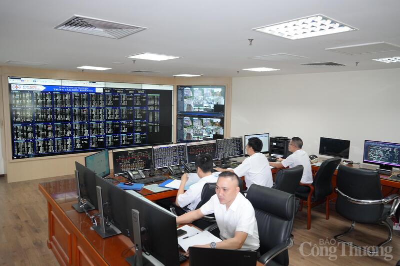 Cán bộ Công ty Điện lực Thanh Hóa theo dõi, quản lý sát sao công suất điện, đặc biệt trong mùa nắng nóng. Ảnh: Hùng Mạnh