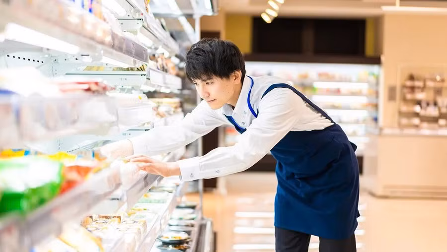 Sinh viên Nhật làm thêm ngoài giờ học.